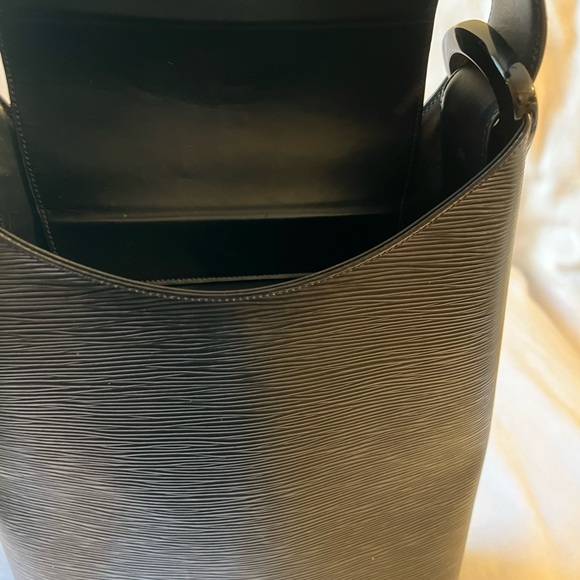 Louis Vuitton - Picture 9 of 11